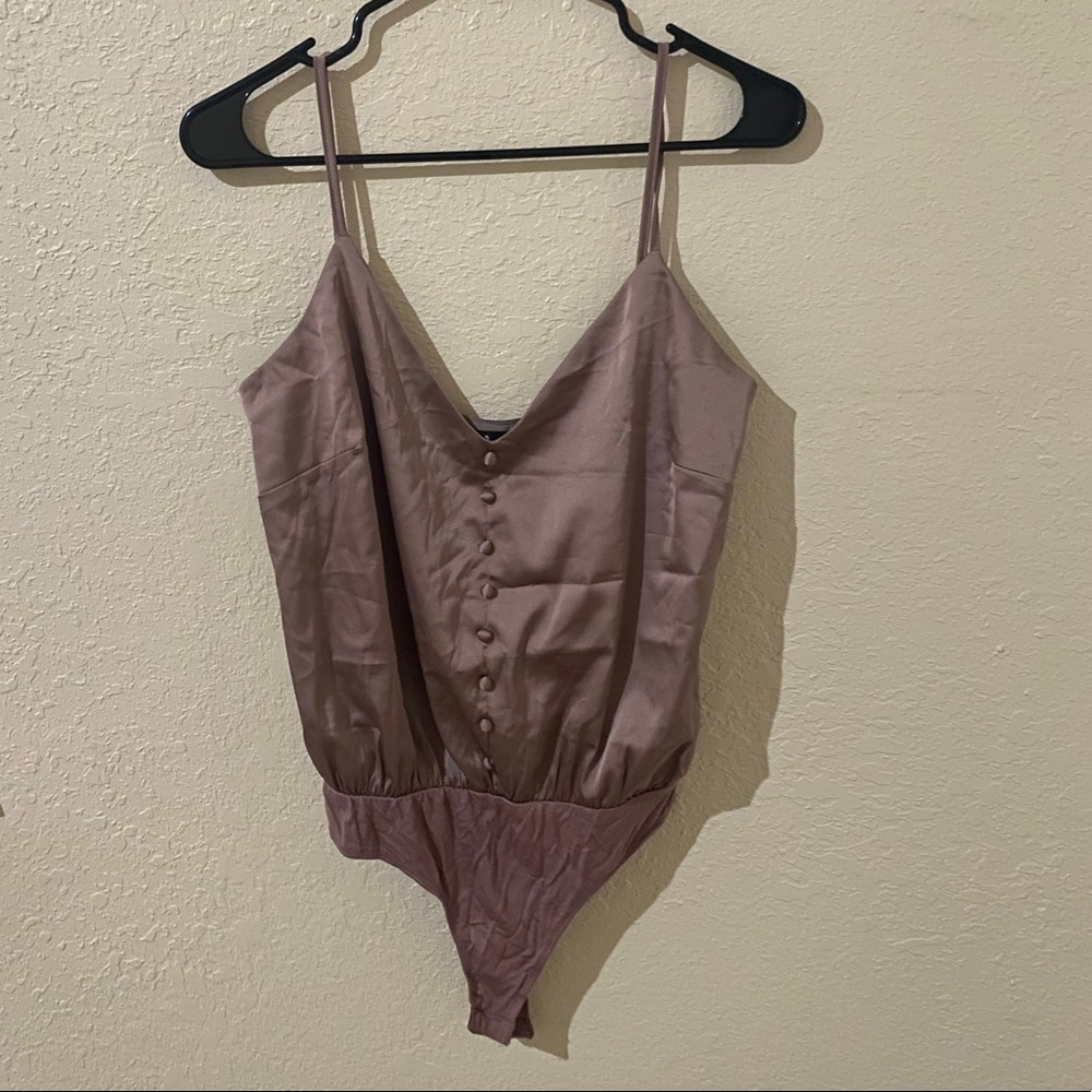 📦 EUC Lulus Dusty Pink/Taupe V Neck Buttom Bodysuit with Thong Snap Closure